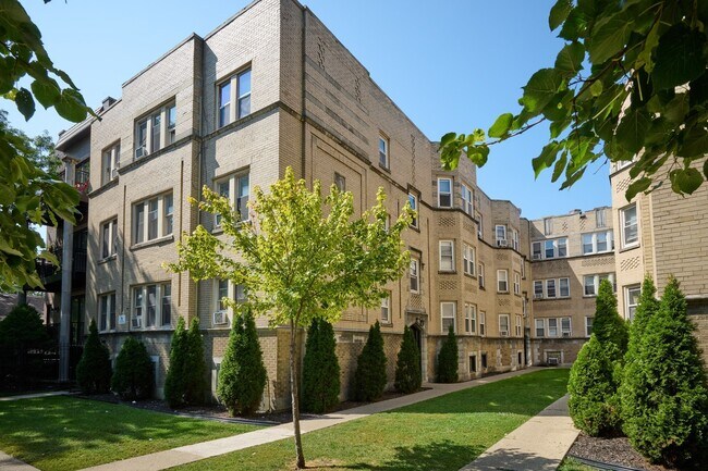 Primary Photo - 6322 N Albany Ave