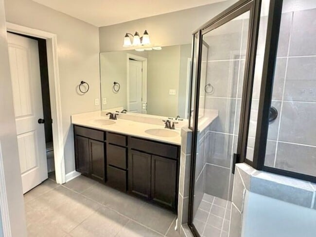 Building Photo - Now Leasing a 4 bedroom 2 bath home in Maywood