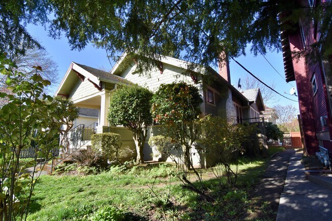 Building Photo - 1615 SE 36th Ave