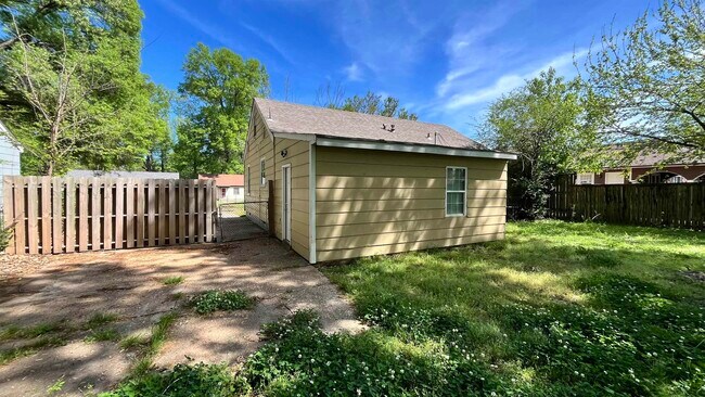 Building Photo - 4011 Victor Dr