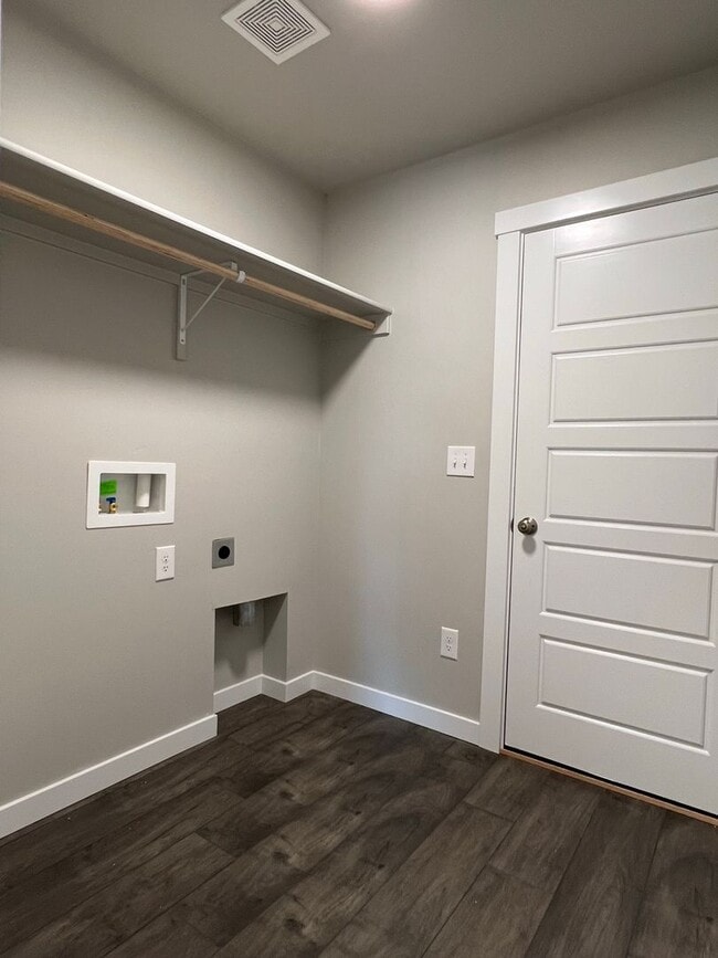 Building Photo - Newer 3 bed 2 bath with a home office just...