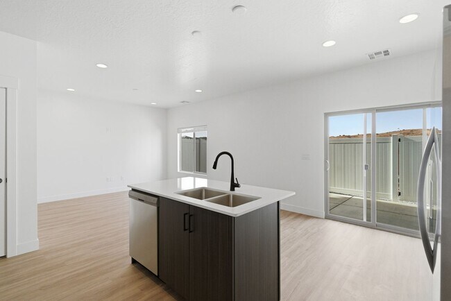 Building Photo - 5690 S Weehawken Ln