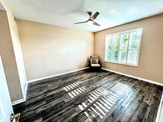 Building Photo - ANNUAL UNFURNISHED 2 bed 2 bath ground flo...