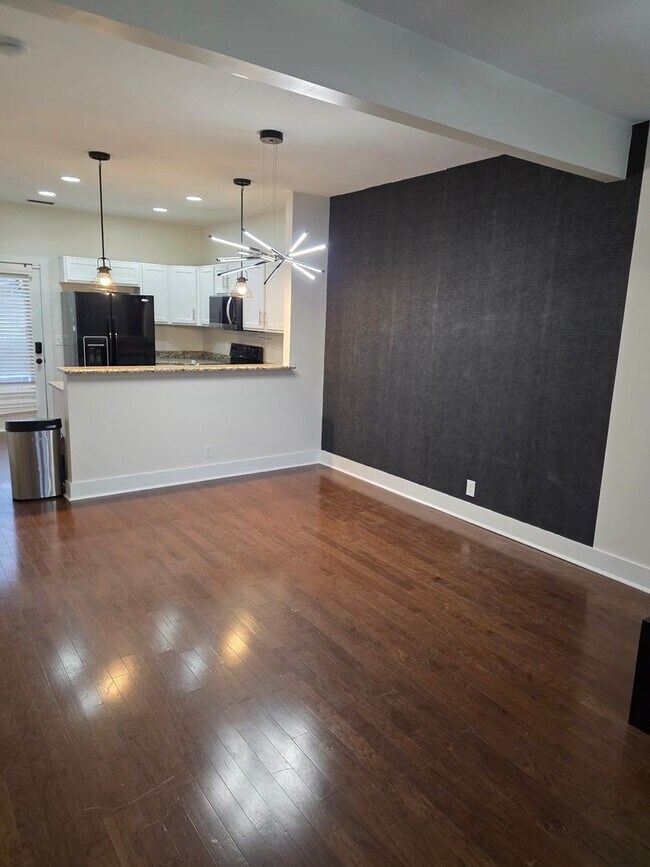 Building Photo - Large 3 Bedroom Townhouse in South Nashville