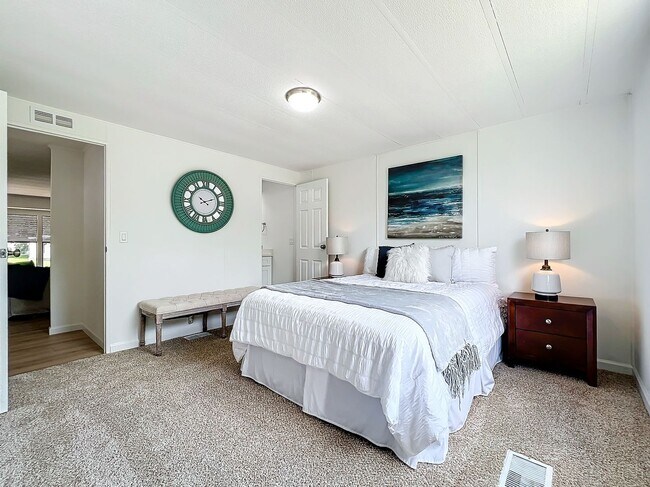 Building Photo - Gorgeous fully remodeled 2-Bedroom, 2 Bath...