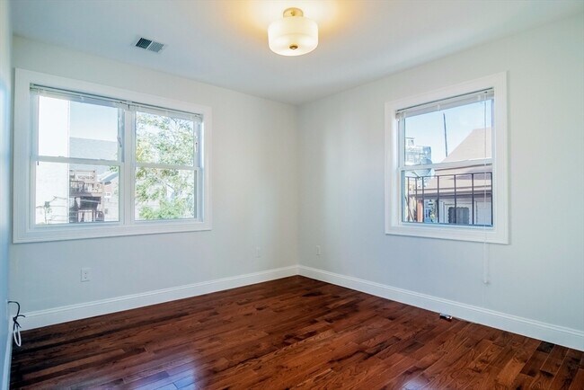 Building Photo - 108 Maverick St