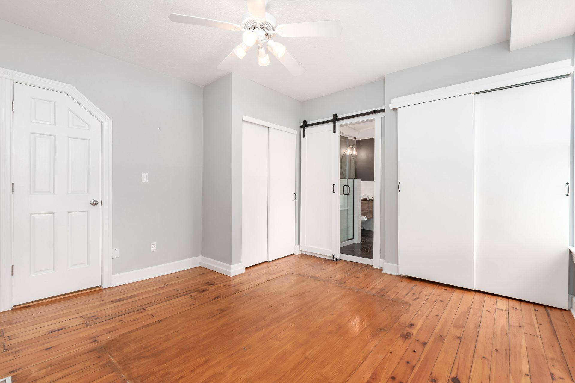 Bedroom w/ en suite - 36 E Kossuth St
