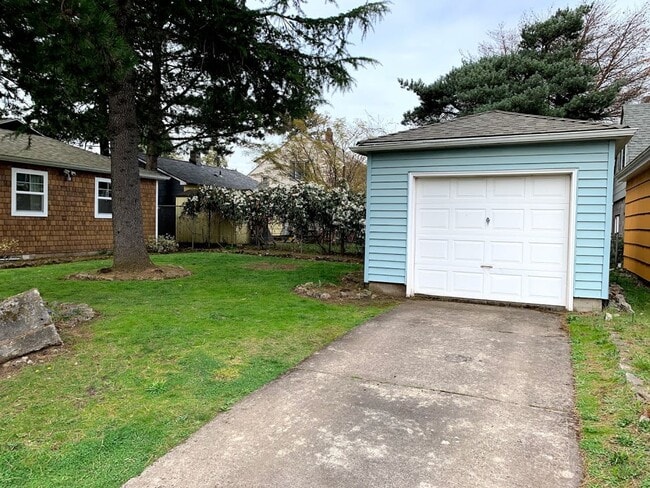 Building Photo - Montavilla 2bd remodeled bungalow. Large k...