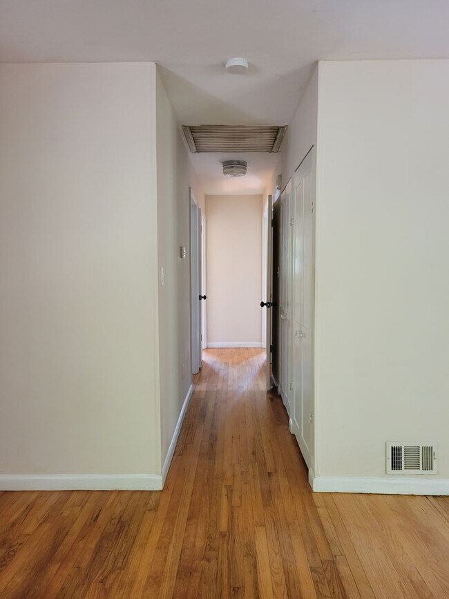 Building Photo - 3 bedroom house in Athens!