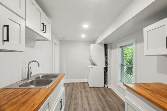 Building Photo - 502 W 48th St