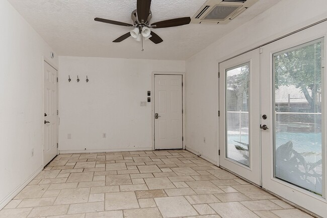 Building Photo - 27 Bluff Creek Pl