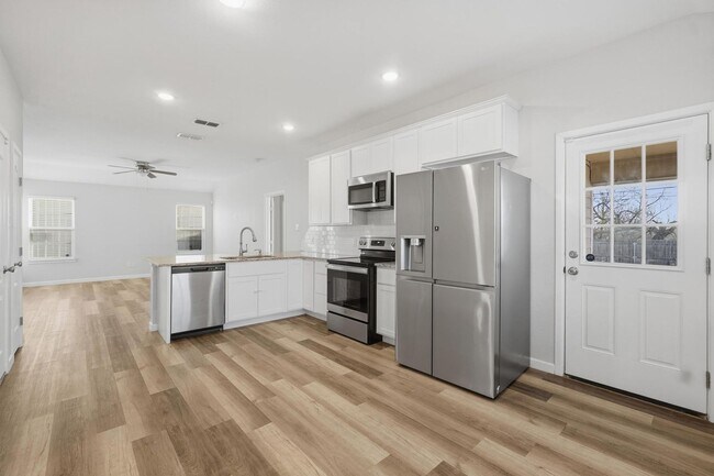 Building Photo - 2050 Lillius St
