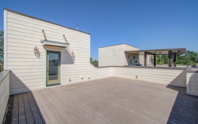 Building Photo - 517 Fowler St