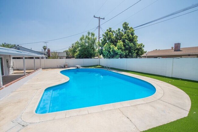 Building Photo - Completely Remodeld W/ Swimming Pool!