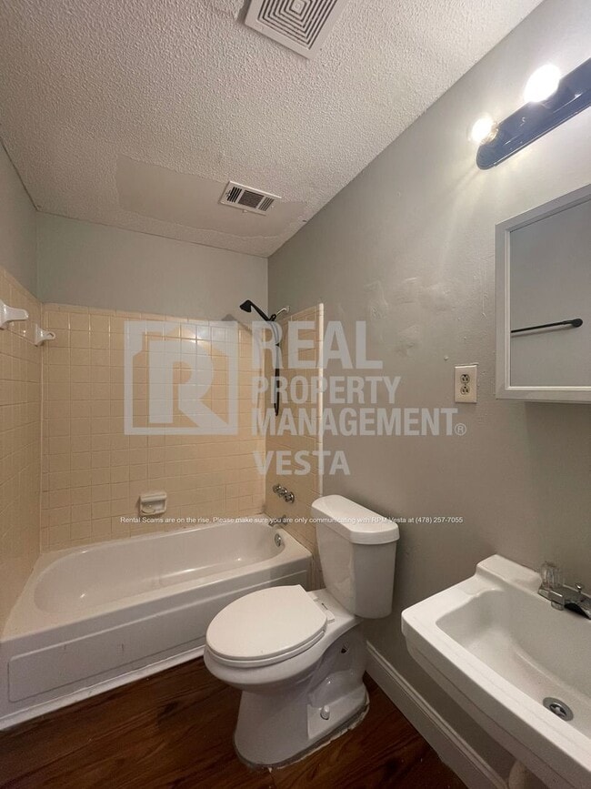 Building Photo - Three Bedroom House in South Macon