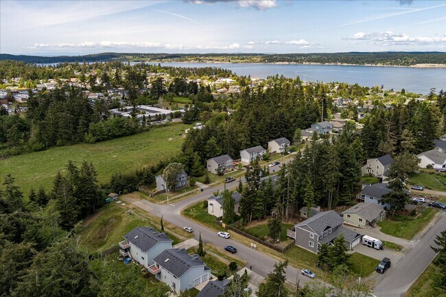 Building Photo - Beautiful Spacious 4 Bedroom 2.75 Bathroom...