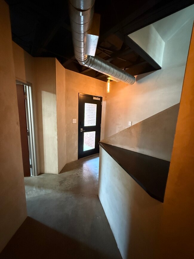Building Photo - 825 W Daggett Ave