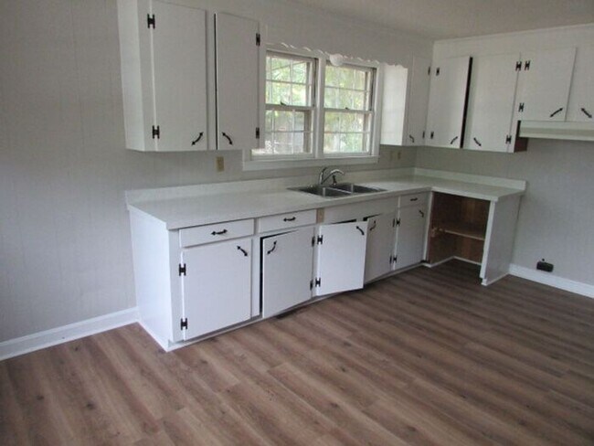 Building Photo - Freshly Updated 3 Bedroom Home