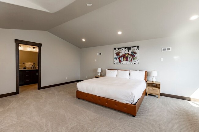 Building Photo - Fully Furnished Luxury Home in Black Rock ...