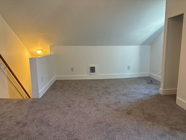 Building Photo - Spacious 4 Bedroom, 1.5 Bath House With Yard-York City SD