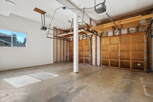 Building Photo - Inviting Everett Home Featuring 3 Bedrooms, Fireplace, and Fully Fenced Backyard