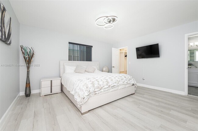 Building Photo - 810 S Rainbow Dr