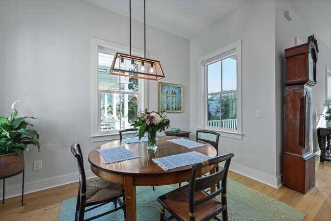 Building Photo - Elevated Charleston Charmer