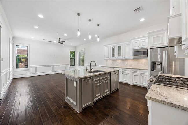 Building Photo - 7808 Janak Dr