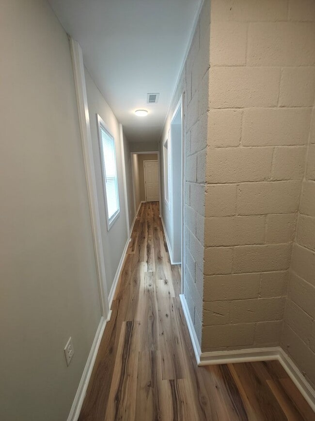 Building Photo - 2 bedroom home