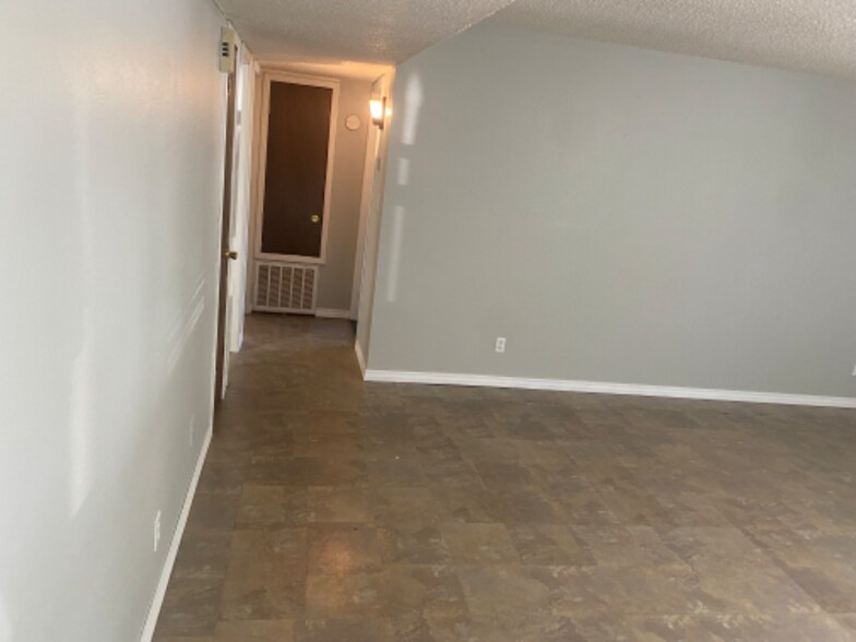 Building Photo - 1813 N Chambers Ave