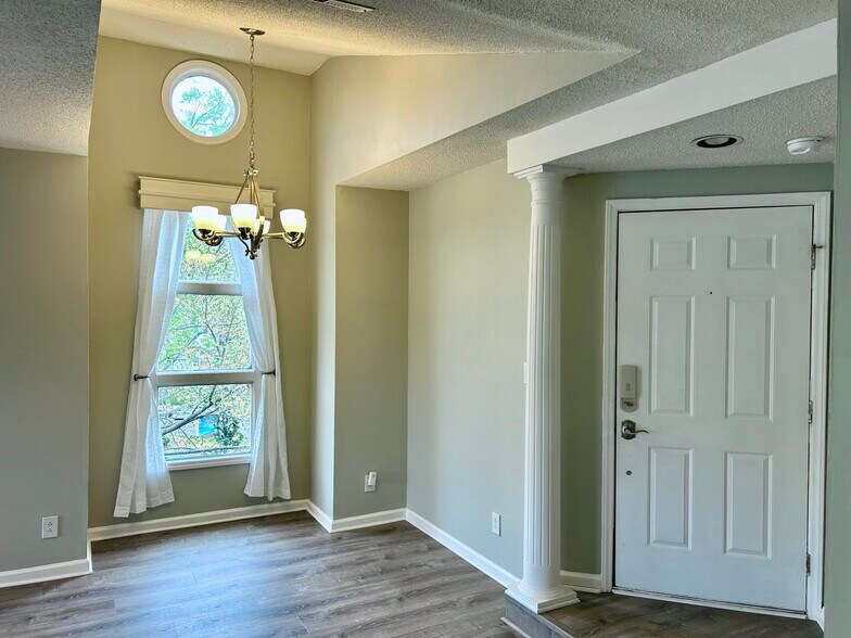 Foyer/Entry - 1101 E Morehead St