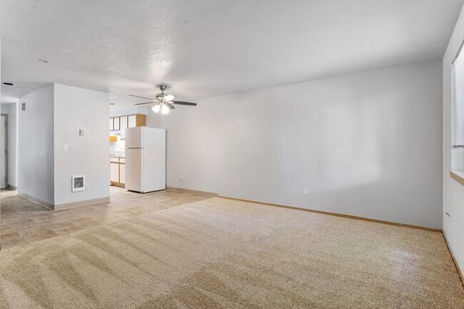 Building Photo - 1st MONTH RENT FREE!! Large 2 bed 1.5bath ...