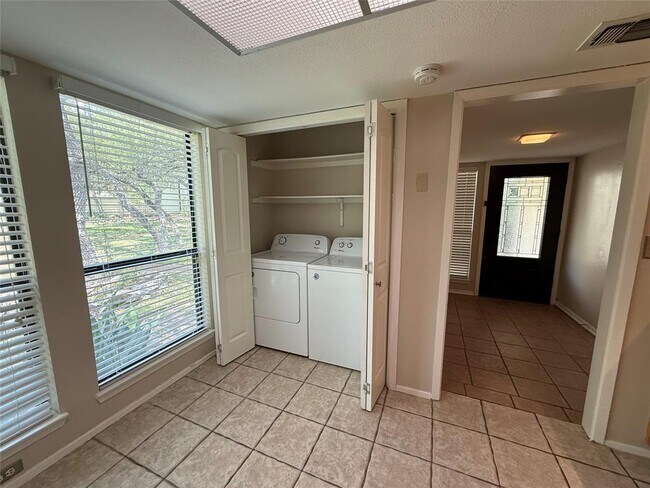 Building Photo - 17 Casa Verde St