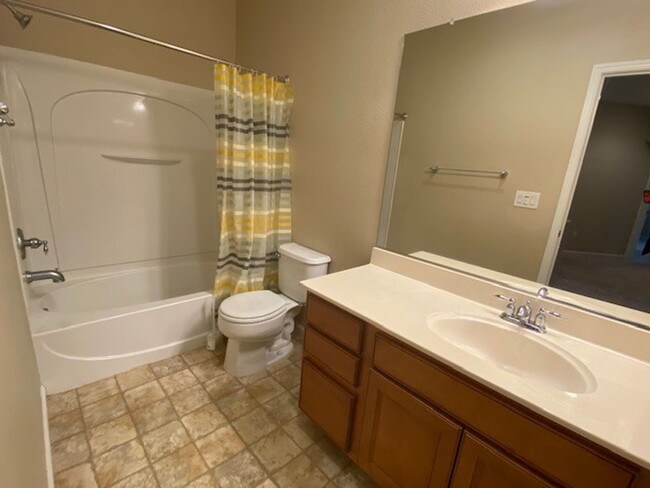 Building Photo - Condo with access to clubhouse and interne...