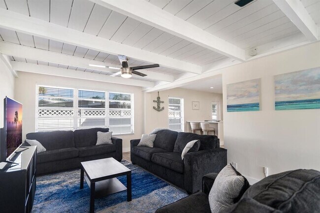 Building Photo - 2501 NE 12th St