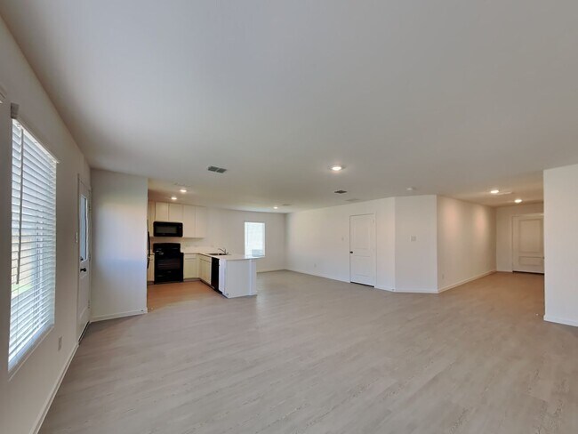 Building Photo - ***FREE MONTHS RENT WITH MOVE IN ON OR BEFORE 12-31-2025***