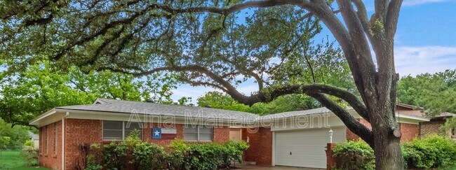 Building Photo - 805 N Douglas Ave