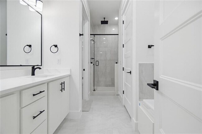 Building Photo - 431 Hedge Dr
