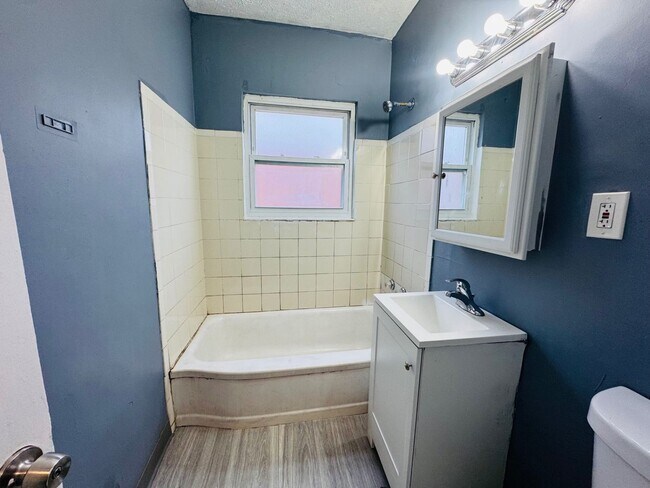 Building Photo - Comfort Meets Convenience: Beautiful 5-Bedroom Single-Family Home Family-Friendly