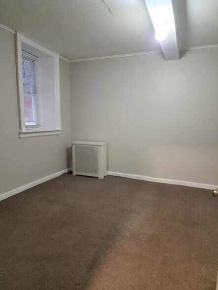 165 W 48th St Bsmt - 171 W 48th St