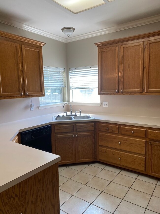 Building Photo - Beautiful 3/2 Home in Lake Azalea Subdivis...