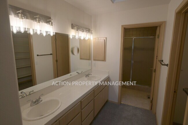 Building Photo - 2 bed + office, 2 bath, 2 car garage condo in Sunland