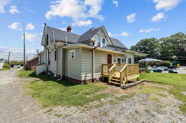 Building Photo - "Charming 1-Bedroom Apartment in a 4-unit ...