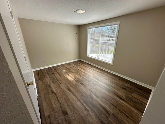 Building Photo - 15930 Hwy 64 E