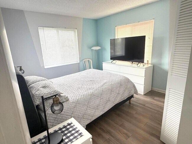 Building Photo - 406 Lakeside Dr