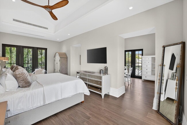 Building Photo - 400 Mola Ave