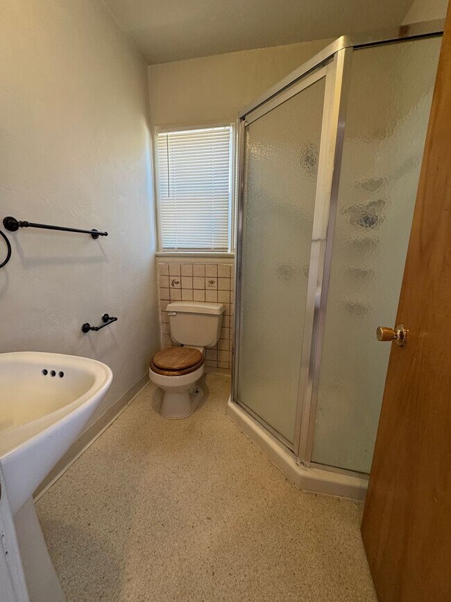 Building Photo - Spacious home near Bakersfield College!