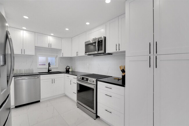 Building Photo - 8911 S Hollybrook Blvd