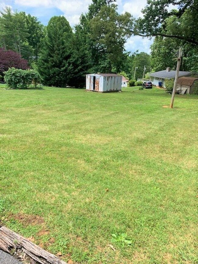 Building Photo - 3 Bedroom / 2 Bath Brick Home Johnson City...
