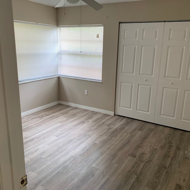 Building Photo - SHARP 4/2/2 SPRING HILL